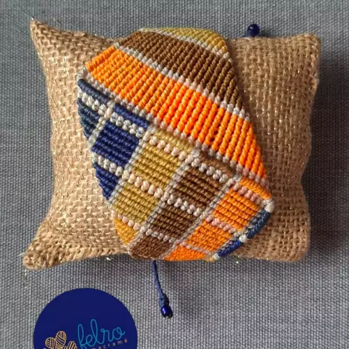 Pulsera macramé geométrica hilo encerado colores cálidos