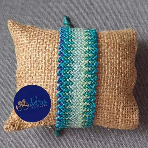 Pulsera micro macramé azul hecha a mano artesanal