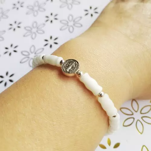 Pulsera ojo de gato blanco con dije San Benito