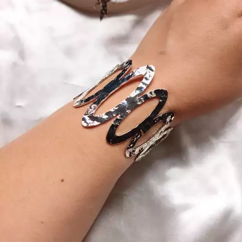 Pulsera para mujer en acero plateado con aros