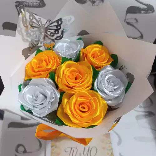 Ramo de 7 rosas artesanales amarillo y blanco eternas