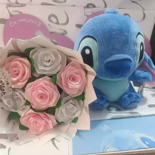 Ramo de 7 rosas artesanales con peluche Stitch