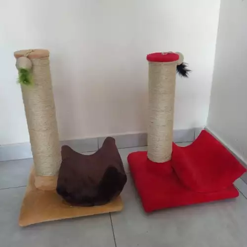 Rascador acolchado para gatos 60 cm personalizado con juguete