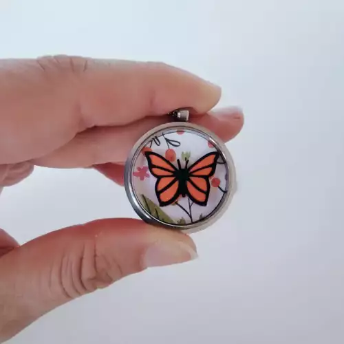 Relicario monarca - colección encanto alado