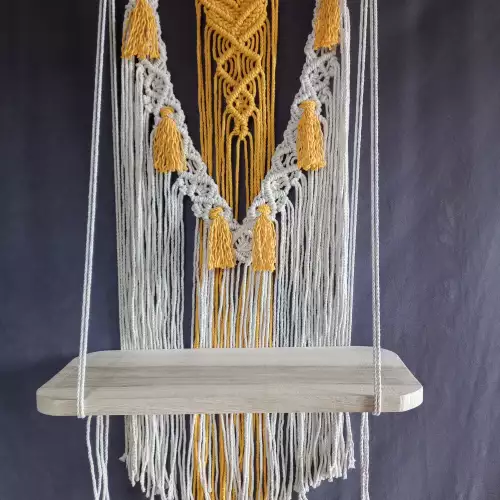 Repisa tejida en macramé color crudo y mostaza