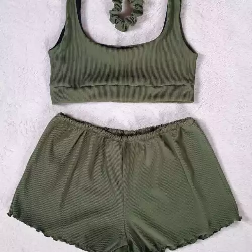Pijama femenina tela rib verde militar top, short y sujetador de cabello.