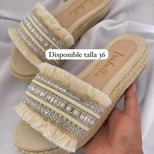 Sandalias decoradas con plataforma