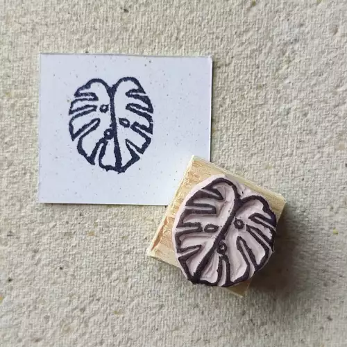 Sello mini monstera hecho a mano en goma 2x2 cm