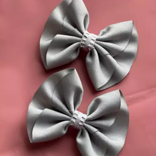 Set 2 moños gris escolar con pinza cómoda y duradera