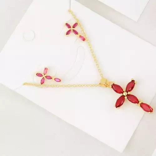 Set cadena y aretes cruz con piedras rojas