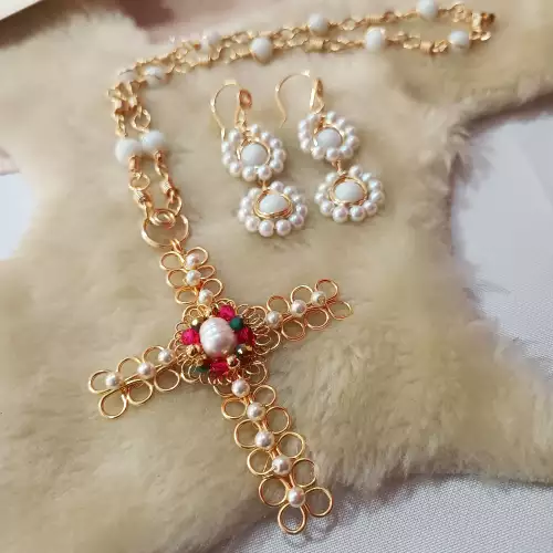 Set collar y aretes crucifijo blanco tejido 100% a mano
