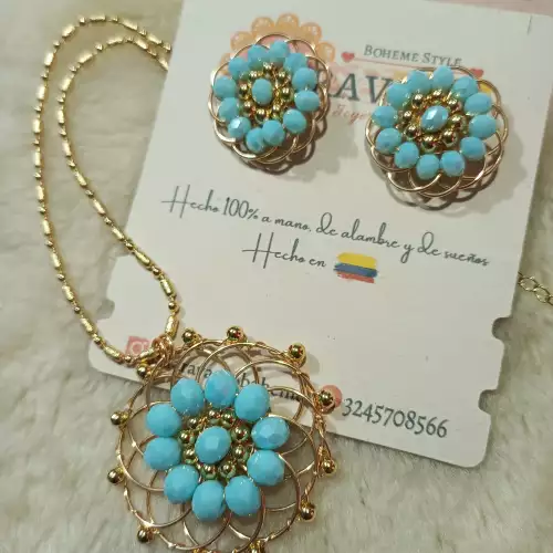 Set collar y aretes flores azul cielo tejidas con cadena
