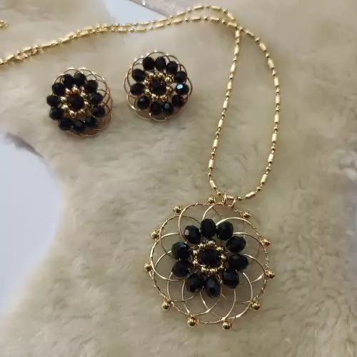 Set collar y aretes flores negras tejidas con cadena elegante