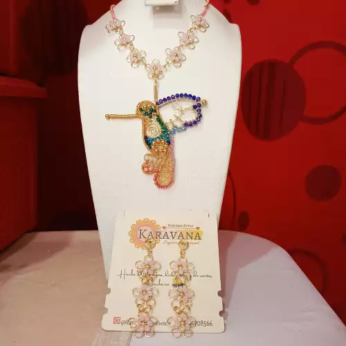 Set collar y aretes flores rosa con colibrí tejido a mano