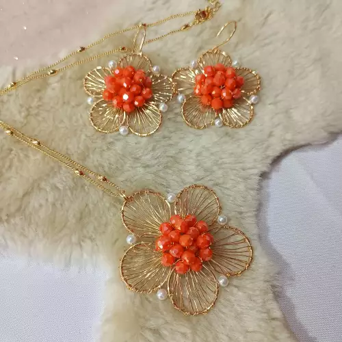 Set collar y aretes flores salmón tejidas con cadena fina