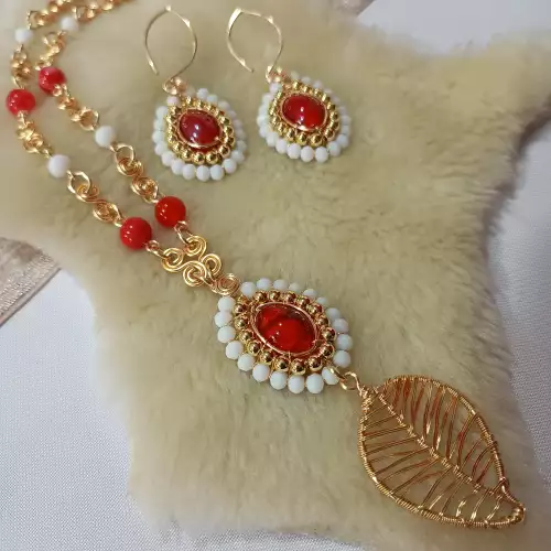 Set collar y aretes hoja dorada con piedras rojo y blanco