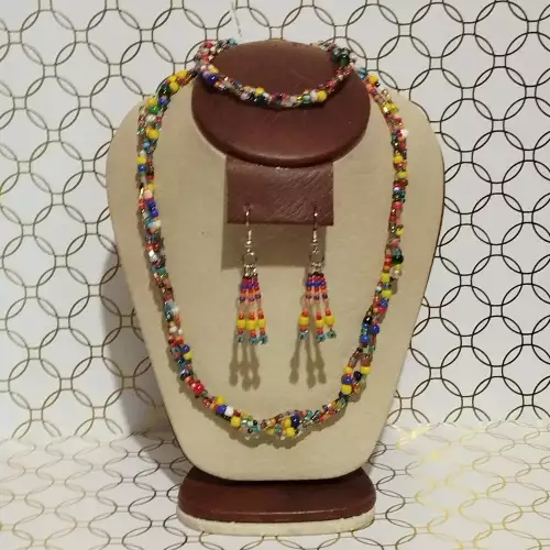Set de collar, aretes y pulsera chaquiras multicolor