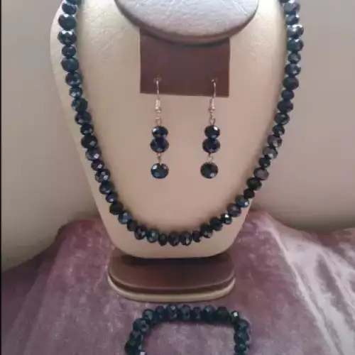 Set de collar, aretes y pulsera en murano negro