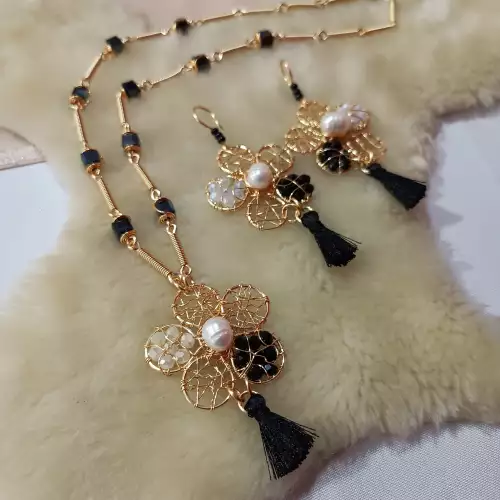 Set de Flores Negro y Blanco con Borla y Collar Tejido Elegante - Joyería Artesanal