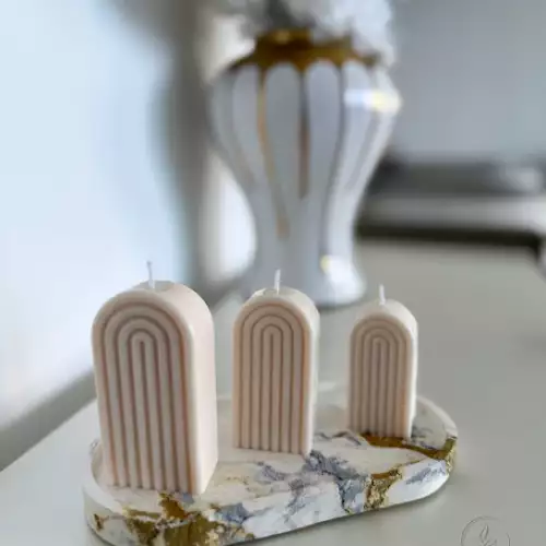 Set Iris velas arcoíris y bandeja marmoleada decorativa