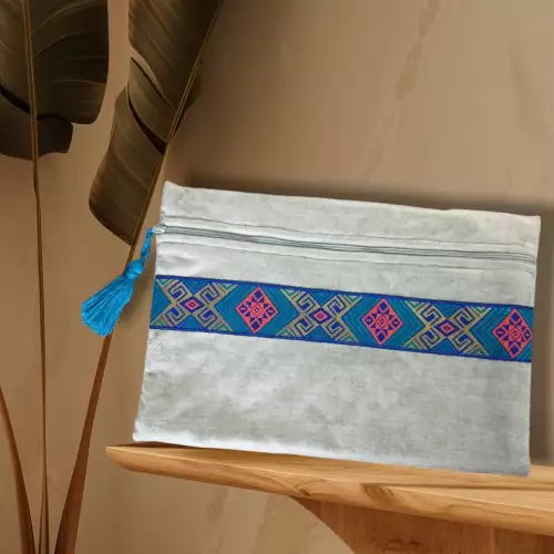 Sobre bolso acolchado multiusos con cinta étnica