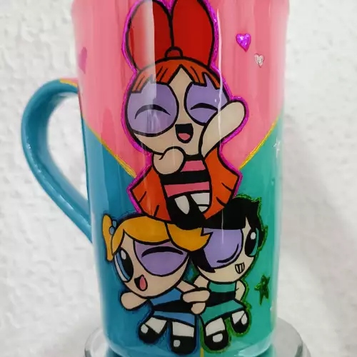Taza en ceramica funcional pintada a mano - motivo chicas super poderosas.