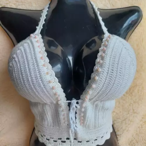 Top de crochet artesanal con diseño de perlas