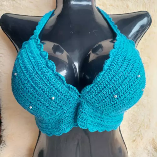 Top de crochet artesanal con diseño perlas