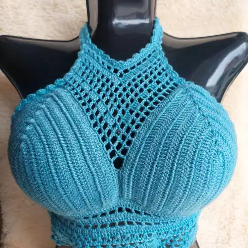 Top de crochet artesanal cuello alto celeste