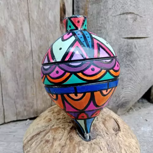 Trompo de madera mandala con diseño artesanal y cuerda