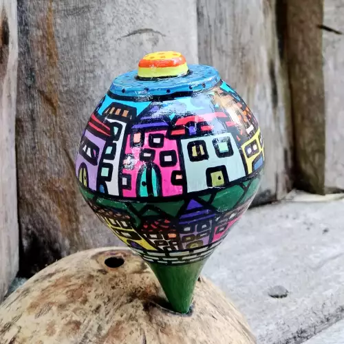 Trompo de madera pueblito pintado a mano con cuerda