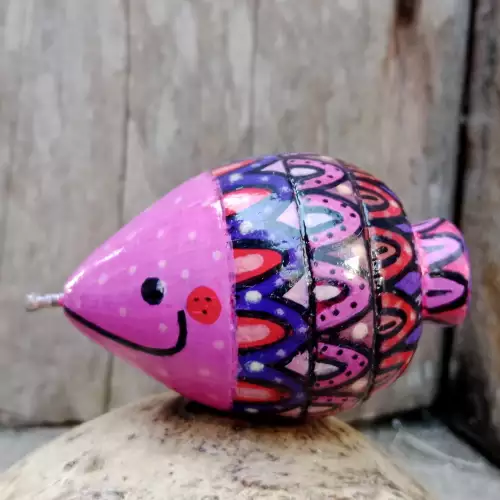 Trompo Pececito Rosa madera con cuerda y resina artesanal