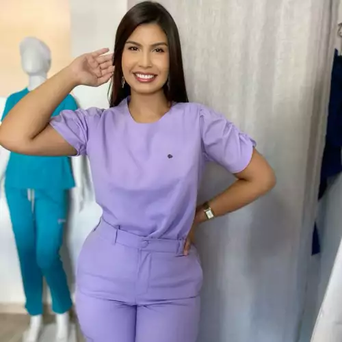 Uniforme premium para mujer con acabados de lujo