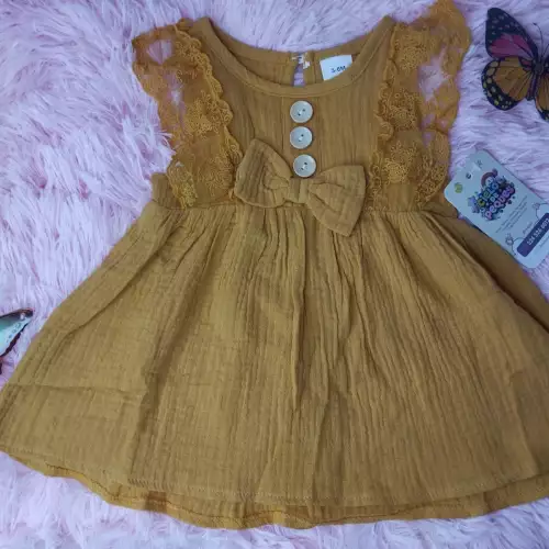Vestido de verano mostaza para bebé con encaje