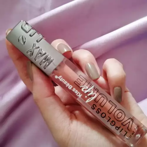 Voluminizador labial con color nude y acabado glow