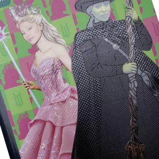 Cuaderno Cosido 100 Hojas Linea Corriente Wicked - Elphaba Y Glinda Fondo Cuadros
