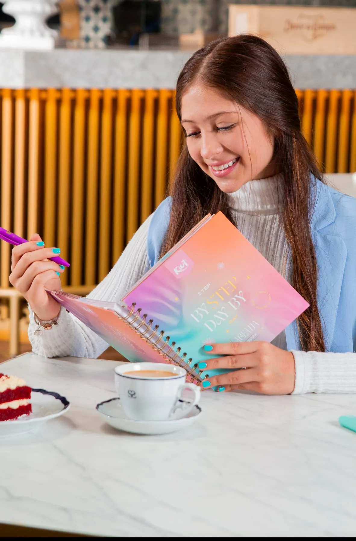 Imagen chica joven escribiendo en agenda premium