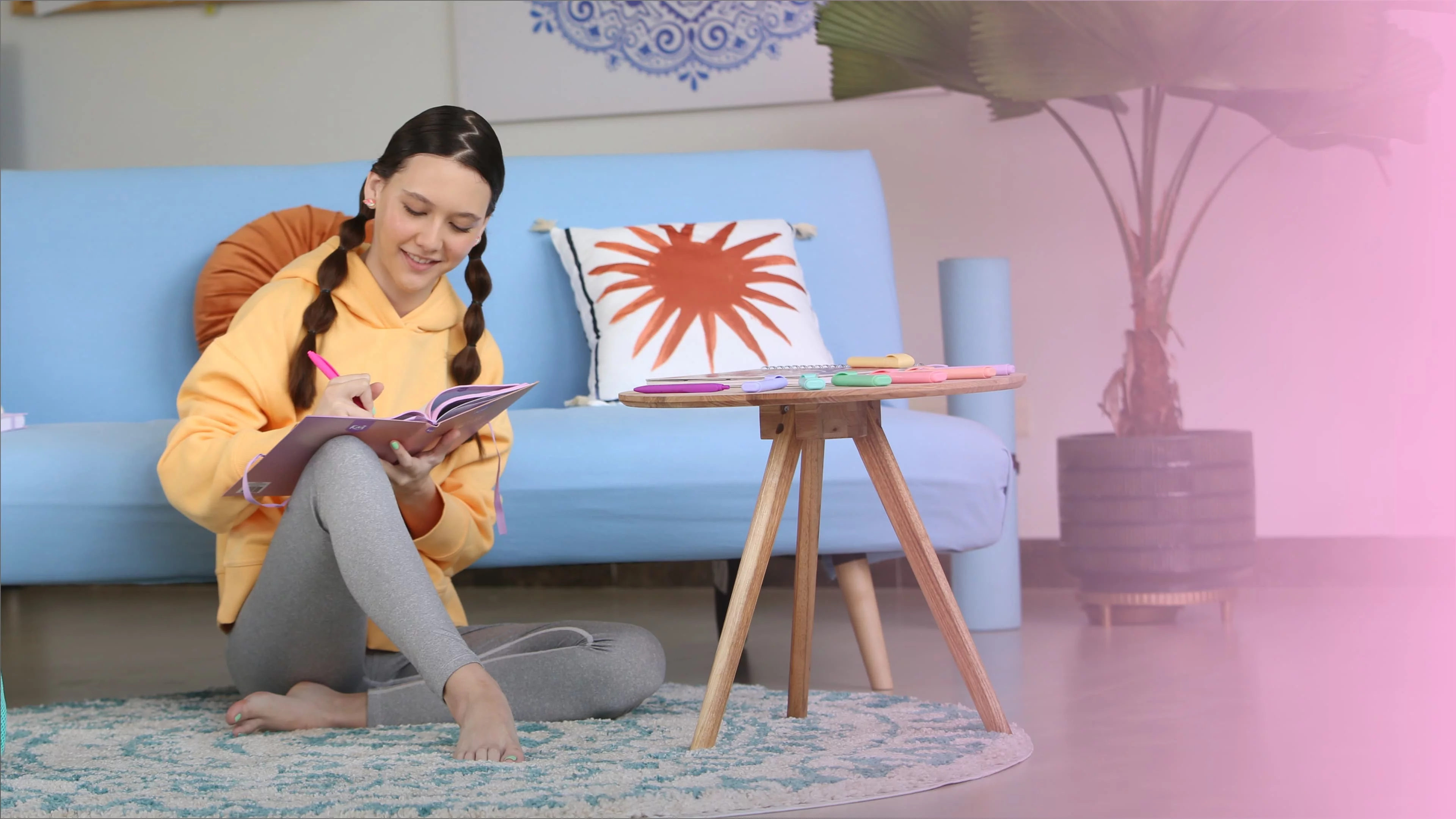 Niña escribiendo en un cuaderno Kiut