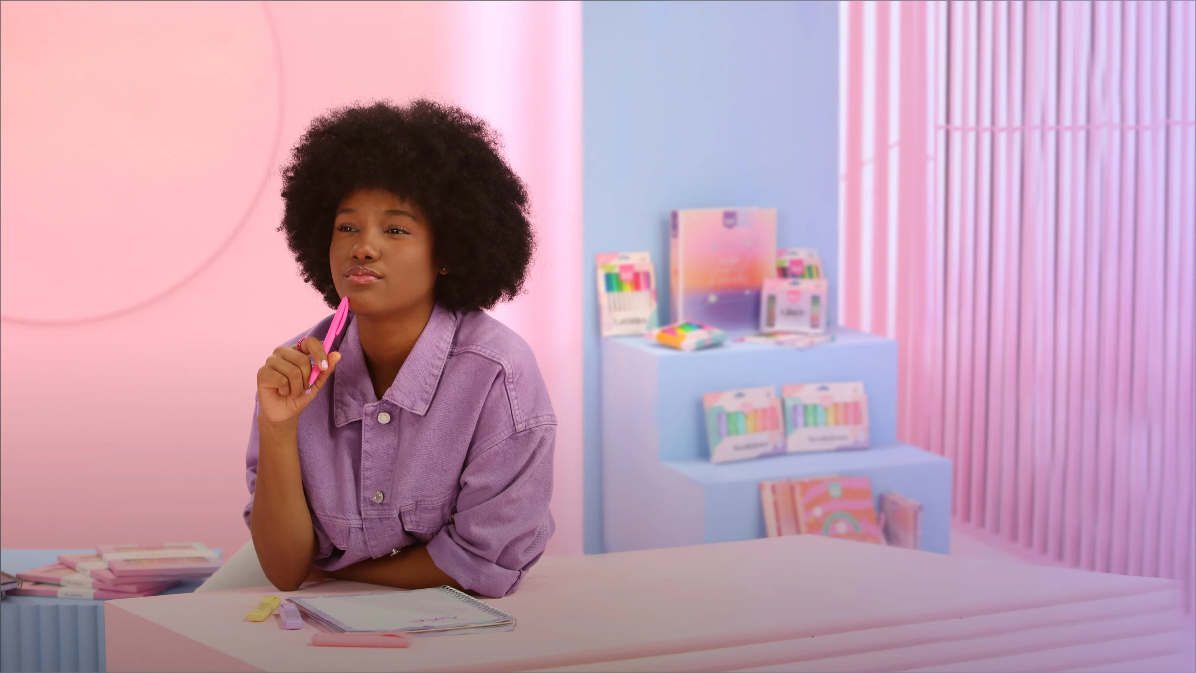 Niña pensando con boligrafo Kiut en la boca