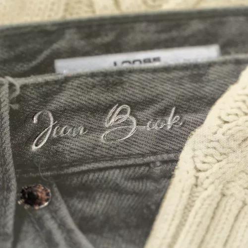 Cuad DO Prof Jean Book Rev C7 100H Black Jean with White Sweater