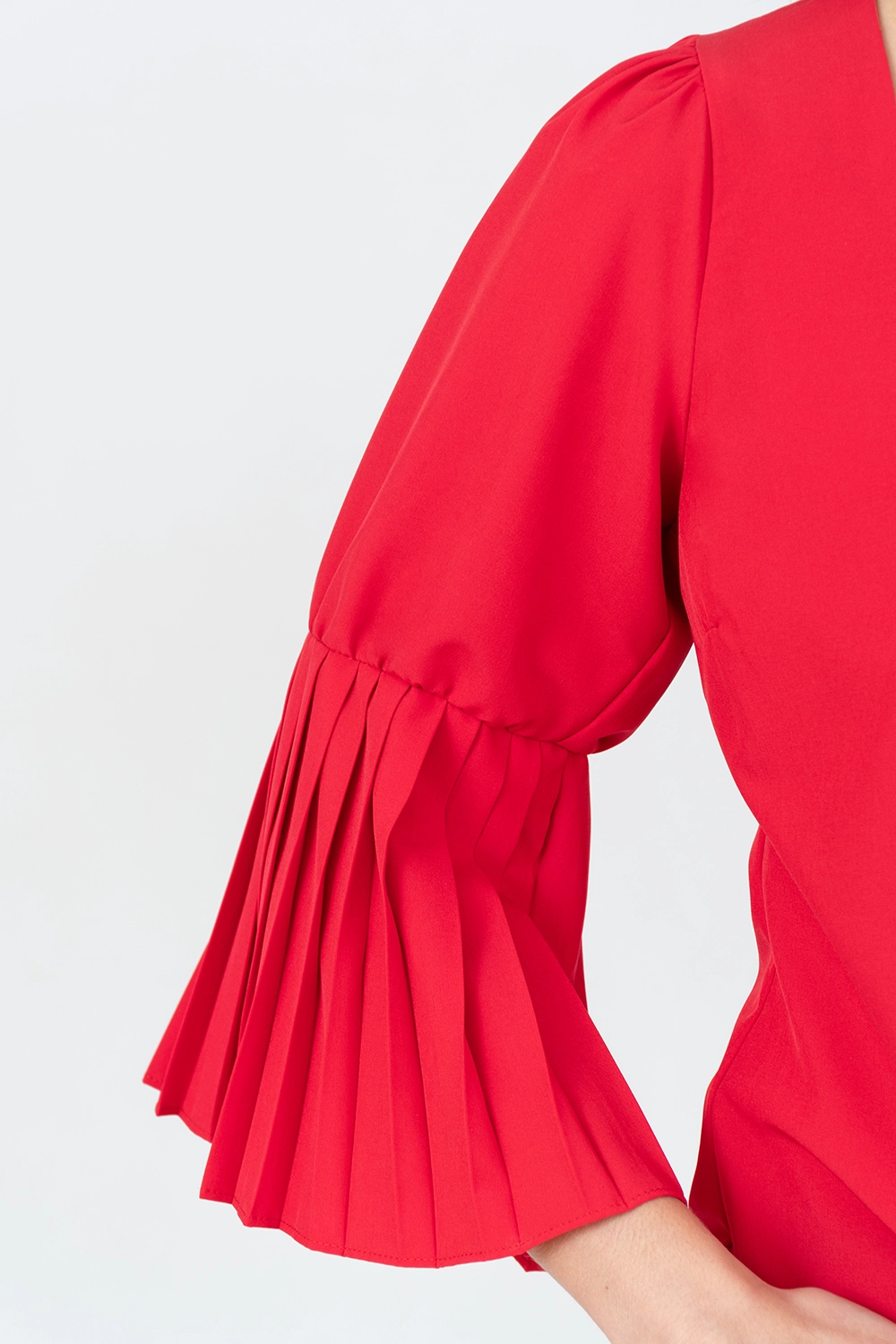 Blusa maga 3/4 plisada escote cuadrado. Rojo talla 14