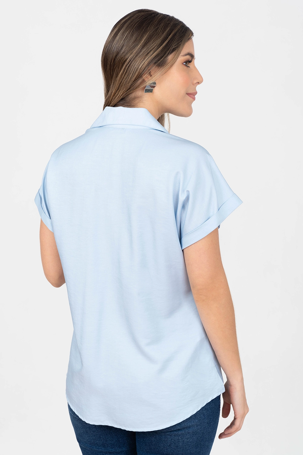 Blusa manga corta con guardapolvo, cuello sport y escote en V. Azul claro talla 12