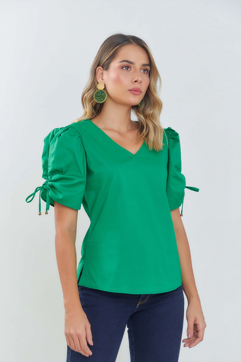 Blusa manga corta con recogido en popelina. Verde esmeralda talla 8