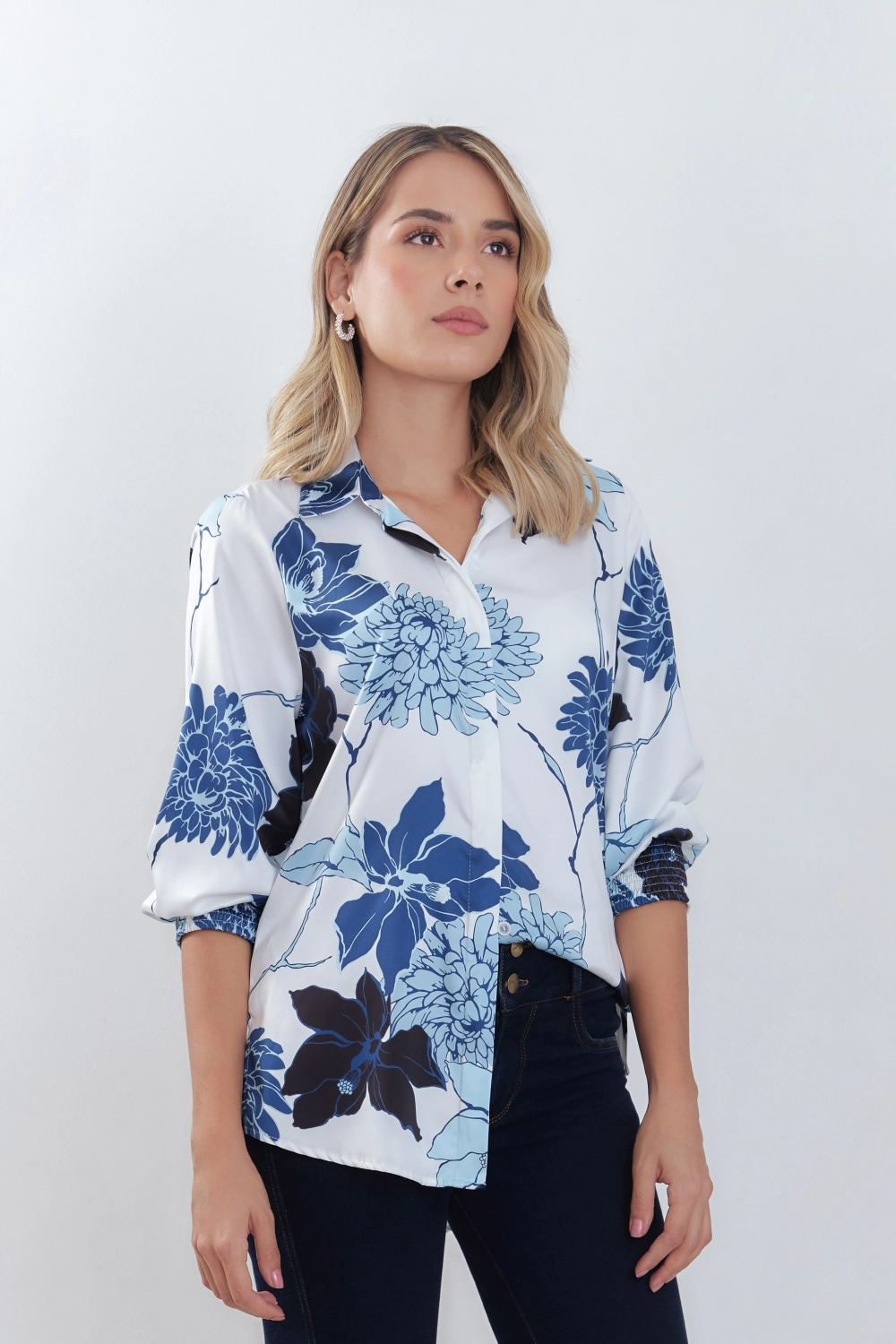 Camisa print floral manga 3/4 puño ruchado. Azul oscuro talla 14