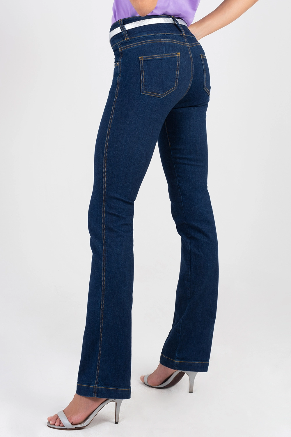 Jean básico cinco bolsillos, bota recta, pretina ancha. Azul oscuro talla 14