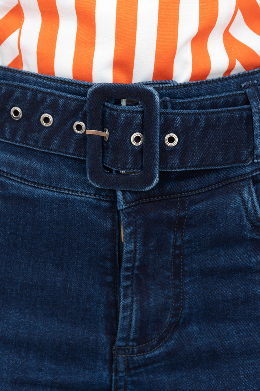 Jeans flare tiro medio con vena cintuirón y hebilla. Azul oscuro talla 16