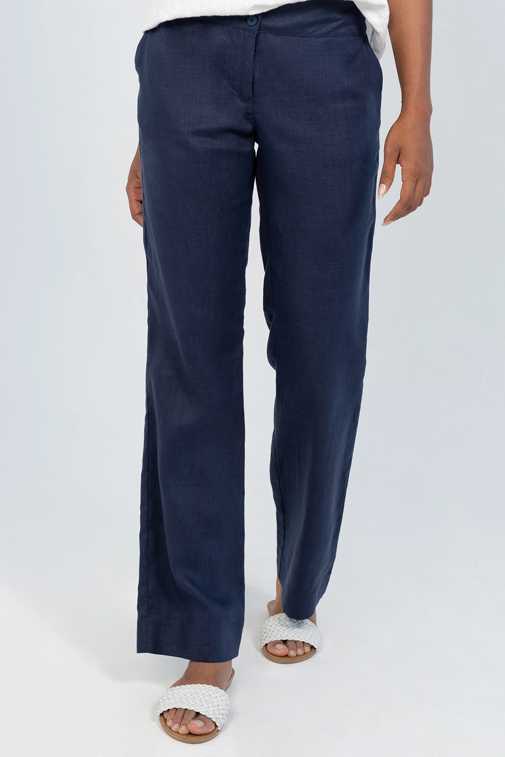 Pantalón básico slim en lino tiro medio. Azul oscuro talla 14