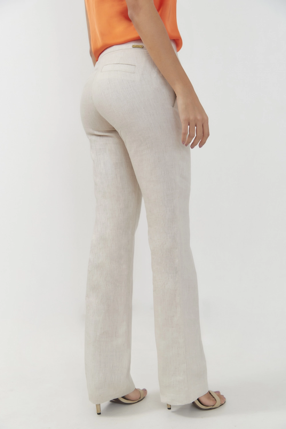 Pantalón básico slim en lino tiro-medio. Natural talla 12