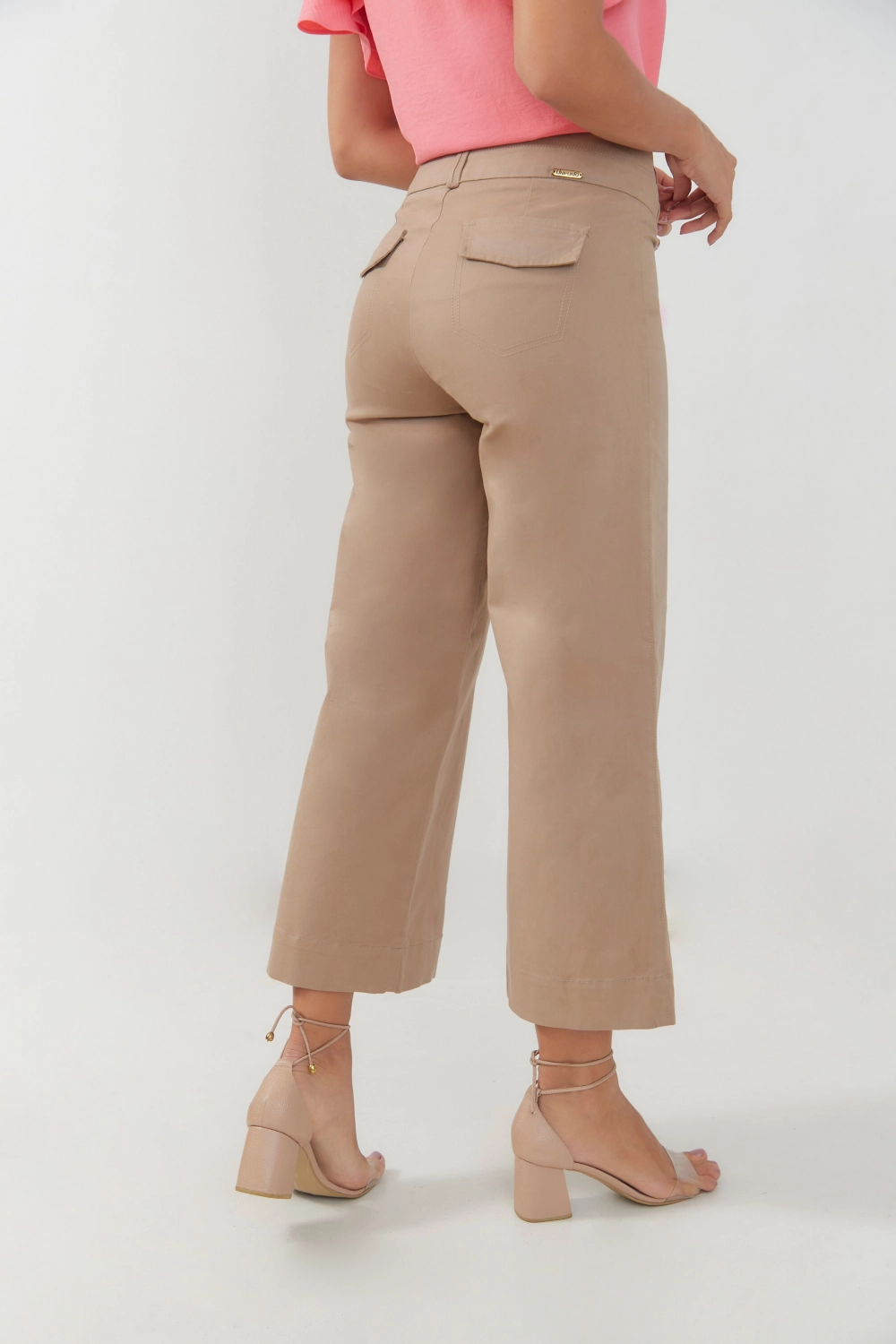 Pantalón cropped en dril pretina ancha. Kaki talla 10