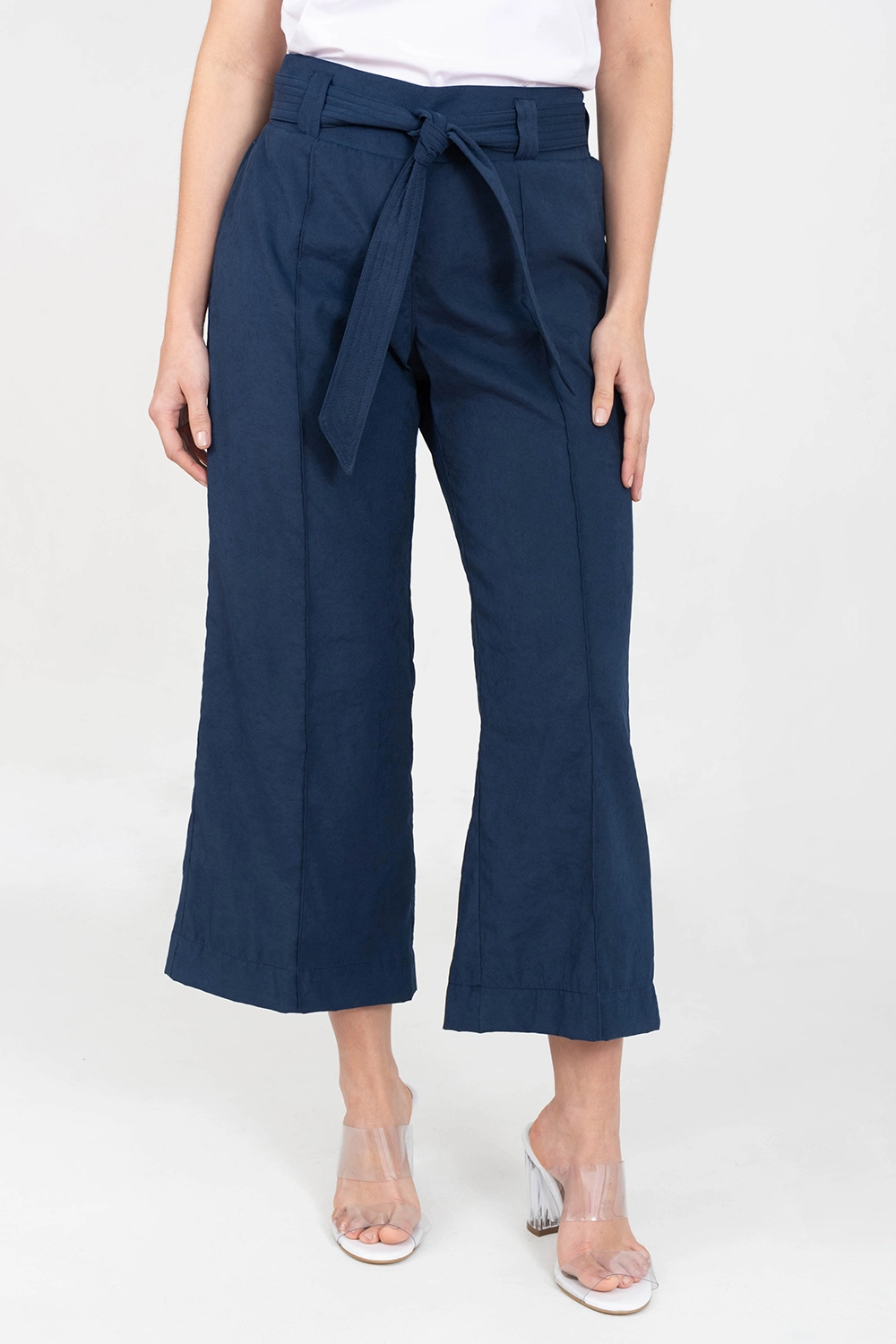 Pantalón culotte con vena ribetes y cinturón. Azul oscuro talla 14